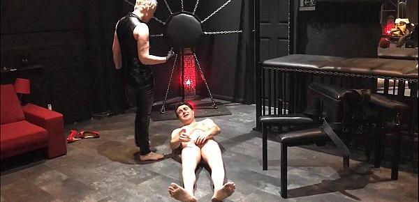 Ballbusting Mistress Electra destroys the balls of Andrea Diprè